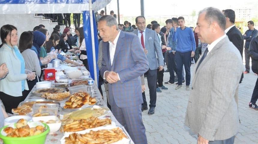 Başkan &Ouml;zdemir Yunus Emre Anadolu Lisesi Kermesine Katıldı