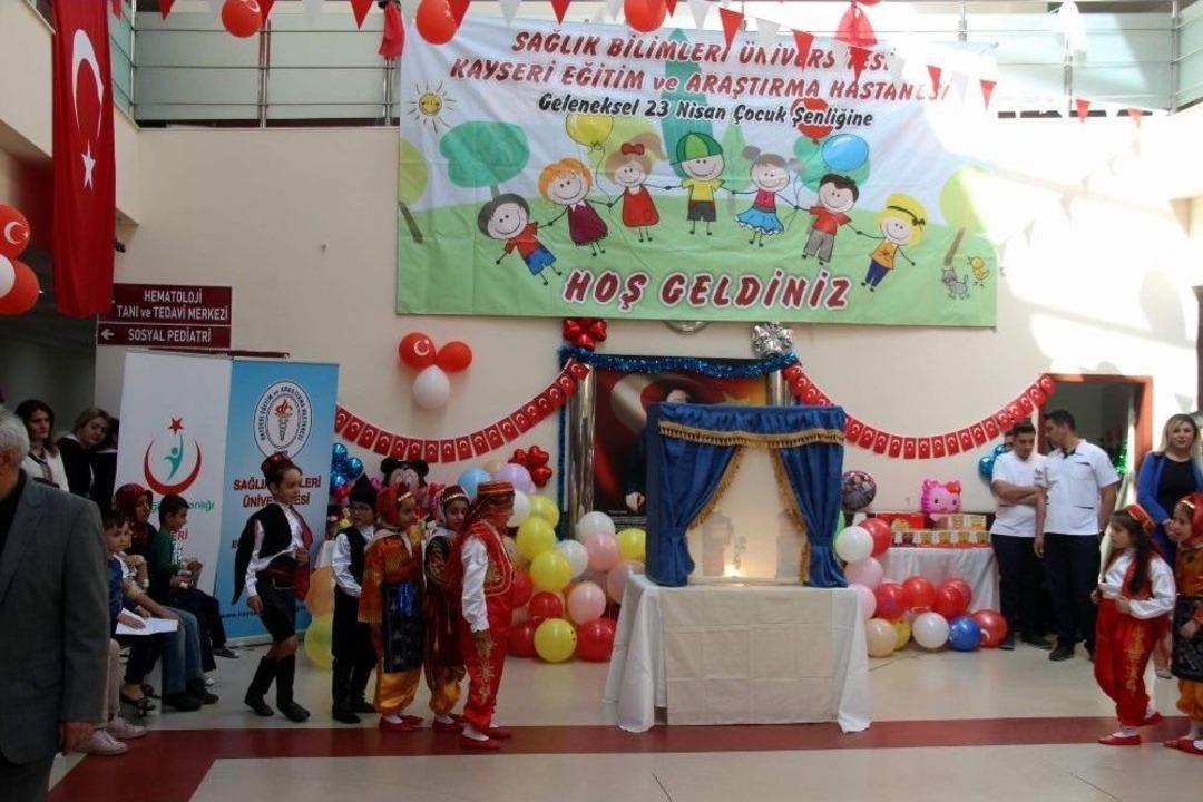 &Ccedil;ocuk Hastanesinde 23 Nisan Coşkusu