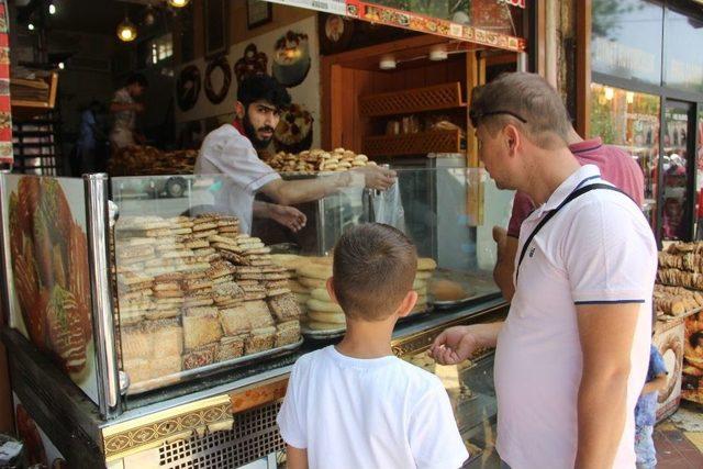 Bayram Şekeri Ve Külünçe Tezgahları Süsledi