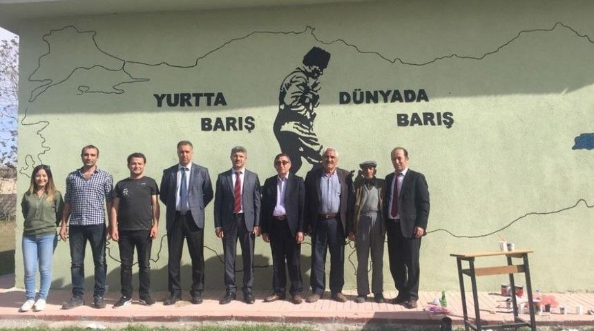 Okul Duvarına Atat&uuml;rk Resmi Yapıldı