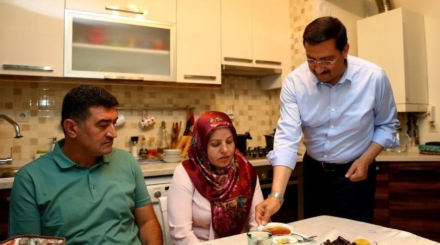 Başkan Ak İftarda Şehit Ailesini Ağırladı