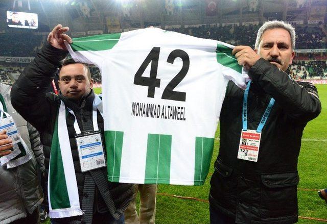 Filistinli Muhammed Ve Ailesi Konyaspor’un Fenerbahçe Maçında Onur Konuğu Oldu