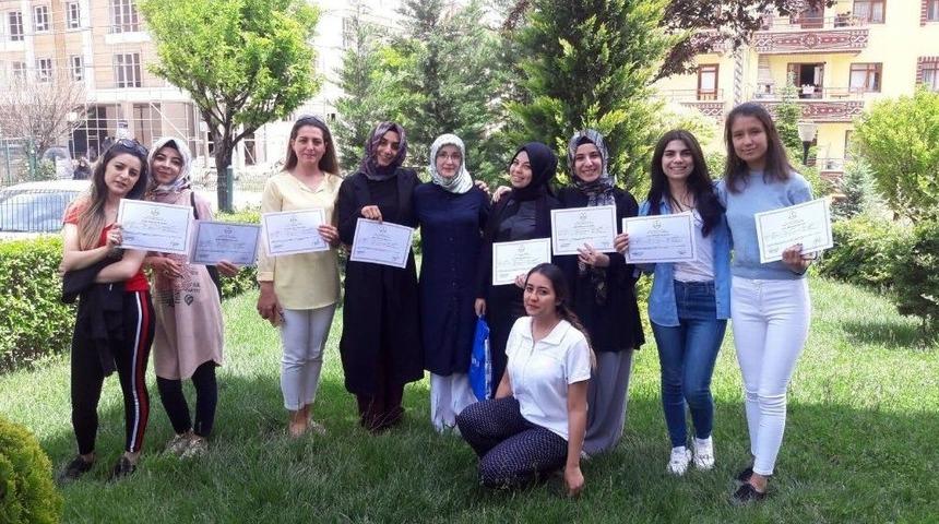 Pursaklar&rsquo;da 29 Kursiyer Bilgisayar Sertifikası Aldı