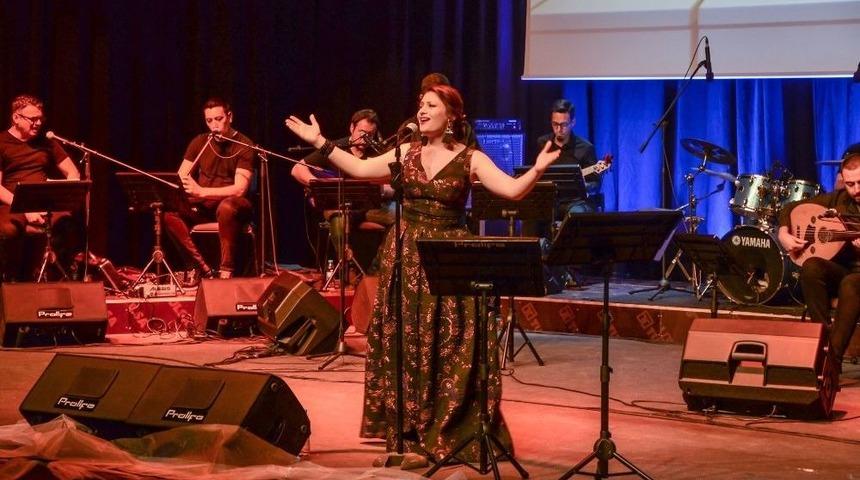 Bergama&rsquo;da Sevda Şarkıları S&ouml;ylendi