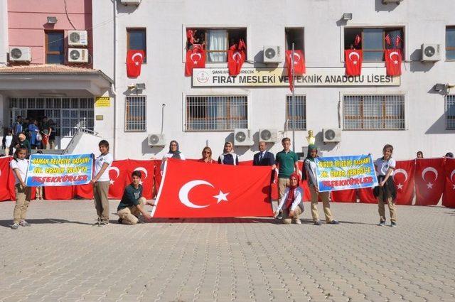 Isparta’dan Şanlıurfa’ya 200 Türk Bayrağı