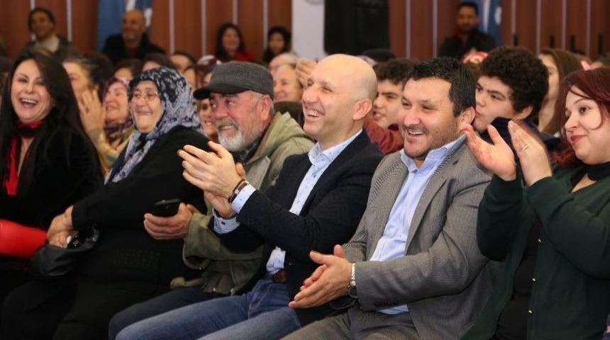 Başkan Özbaş, Gençlerle Doğaçlama Tiyatro Yaptı