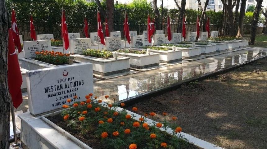 Şehitliklerde &Ouml;zenli &Ccedil;alışma