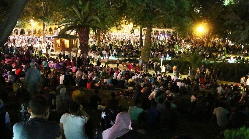 Binlerce Vatandaş Balıklıg&ouml;l&rsquo;e Akın Etti