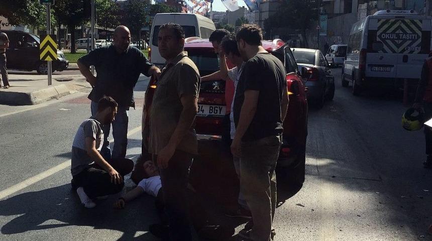 Motosiklet Kırmızı Işıkta Bekleyen Otomobile &Ccedil;arptı