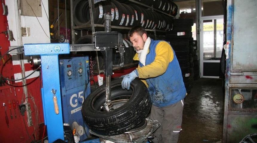 Afyonkarahisar’da Sürücülerin Kar Lastiği Telaşesi