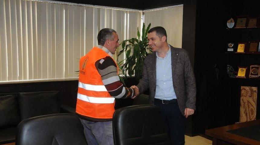 Başkan Kuzu, Temizlik Personelini &Ouml;d&uuml;llendirdi