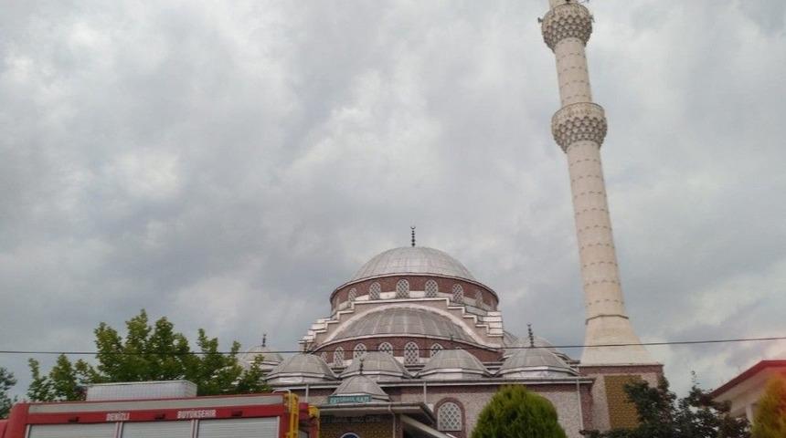 Denizli&rsquo;de Camiye Yıldırım D&uuml;şt&uuml;