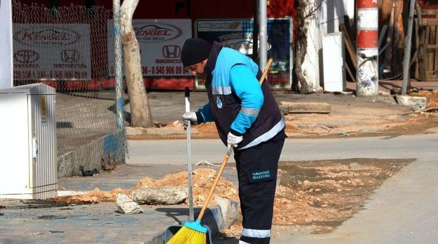 Sokak K&ouml;peğine Şarkı S&ouml;yleyen Temizlik İş&ccedil;isi Konuştu