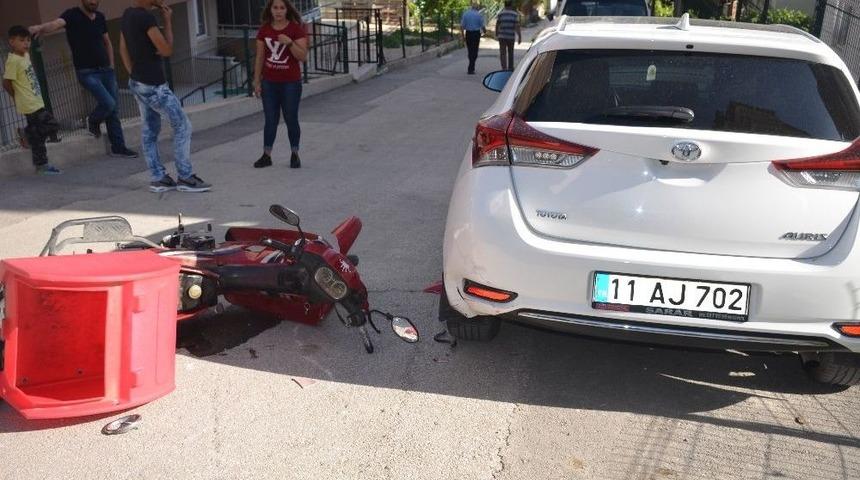Metrelerce S&uuml;r&uuml;klenen Motosiklet Park Halindeki Araca &Ccedil;arptı: 1 Yaralı
