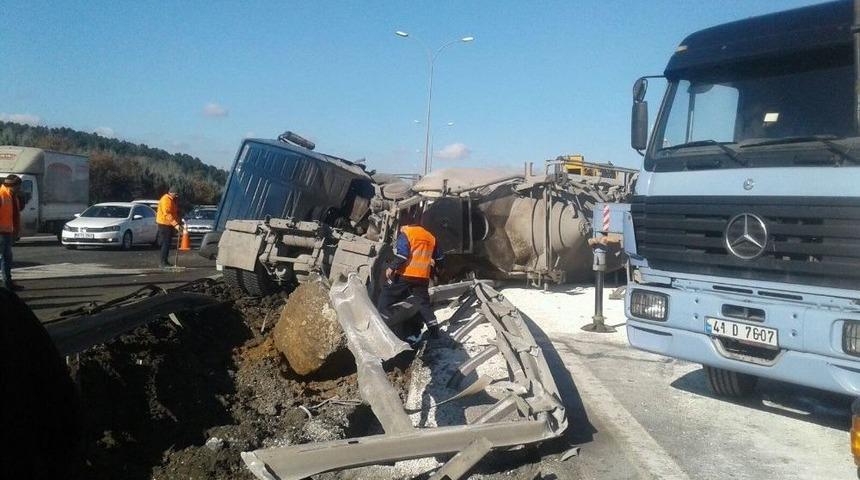 Tem&rsquo;de Devrilen Tır Yolu Trafiğe Kapattı