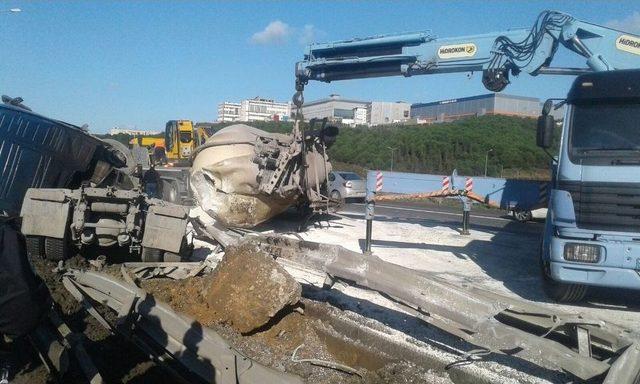 Tem’de Devrilen Tır Yolu Trafiğe Kapattı