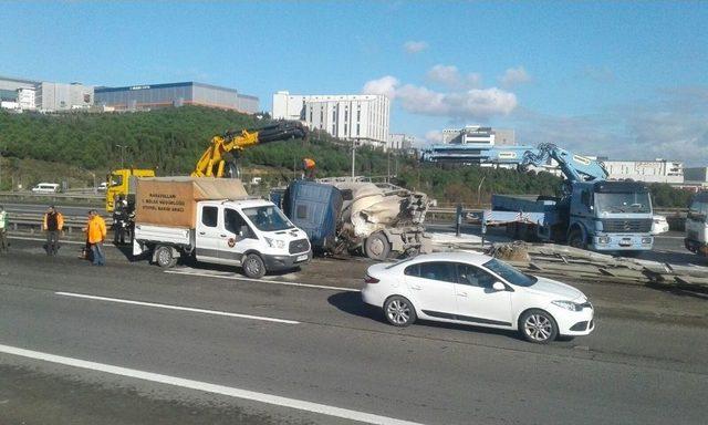 Tem’de Devrilen Tır Yolu Trafiğe Kapattı