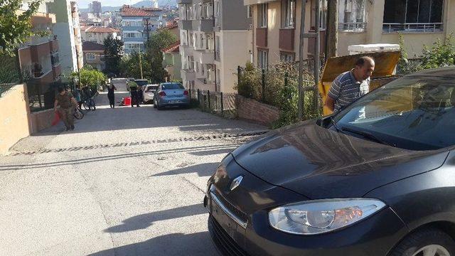 Metrelerce Sürüklenen Motosiklet Park Halindeki Araca Çarptı: 1 Yaralı