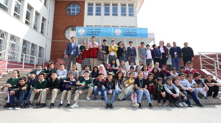 Filistinli &Ccedil;ocuklar Marşlarla, Şarkılarla Karşılandı