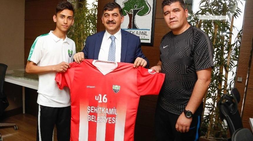 Gen&ccedil; Kramponlar Zorlu Basamakları Tek Tek &Ccedil;ıktı