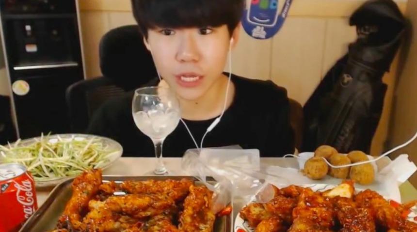 Bu &Ccedil;ocuk Yemek Yiyerek G&uuml;nde 1500 Dolar Kazanıyor!