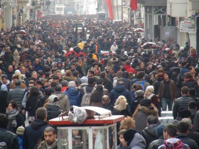 (özel Haber) İstiklal Caddesi’nde “insan Seli” Yaşandı