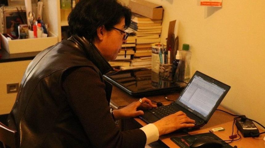 Kadın Yazar Kadına Şiddeti &Ouml;yk&uuml;leştirdi