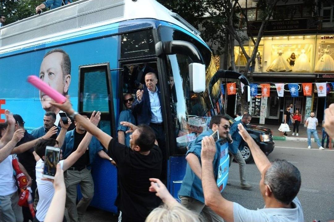 Cumhurbaşkanı Erdoğan Bursa&rsquo;da Halkı Selamladı