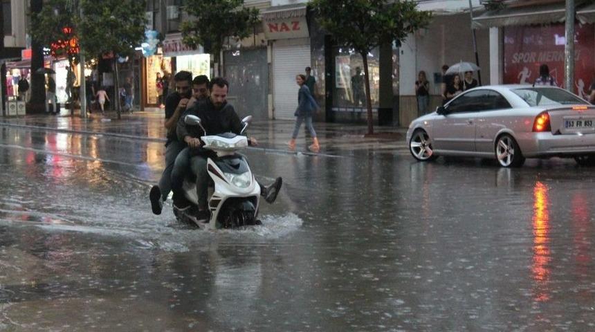 Denizli&rsquo;de Sağanak Yağmur Su Baskınlarına Neden Oldu