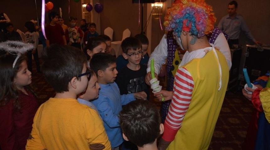 L&ouml;semili &Ccedil;ocuklar Yılbaşı Partisinde Eğlendi