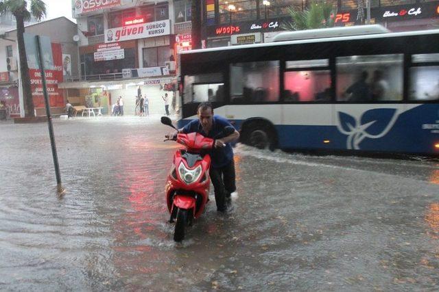 Denizli’de Sağanak Yağmur Su Baskınlarına Neden Oldu