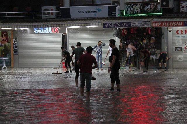 Denizli’de Sağanak Yağmur Su Baskınlarına Neden Oldu