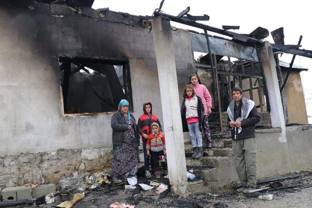 Y&uuml;ksekova&rsquo;da Geylani Ailesi Kış Ortasında Evsiz Kaldı