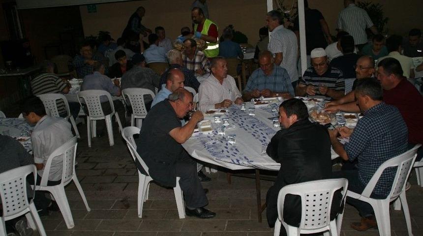 Devrek Belediyesi&rsquo;nin Sokak İftarları Kesintisiz Olarak Devam Ediyor