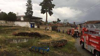 Yıldırım Düşen Evde Yangın Çıktı