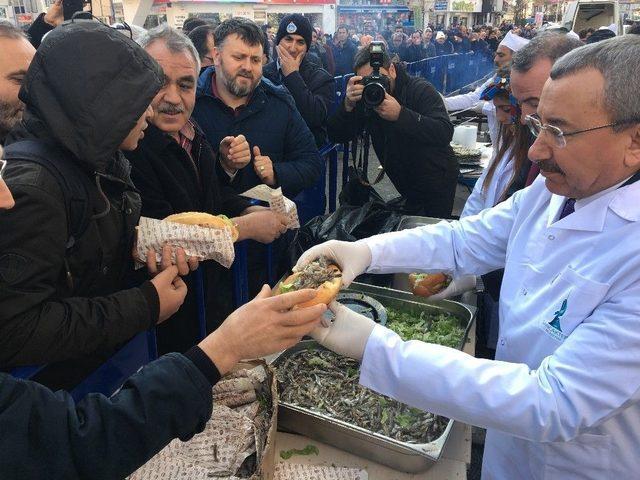 Sancaktepe’de 10 Ton Hamsi Dağıtıldı