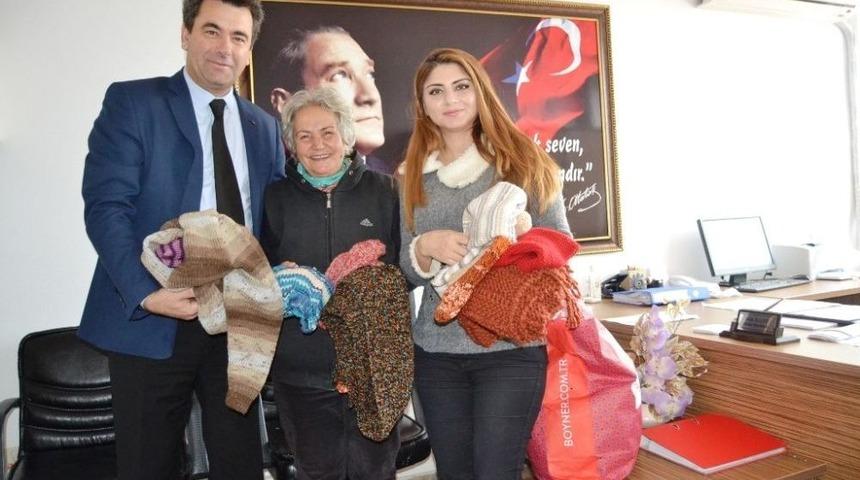 Fatma Anne &Ouml;ğrencilere Atkı Ve Bere Dağıttı