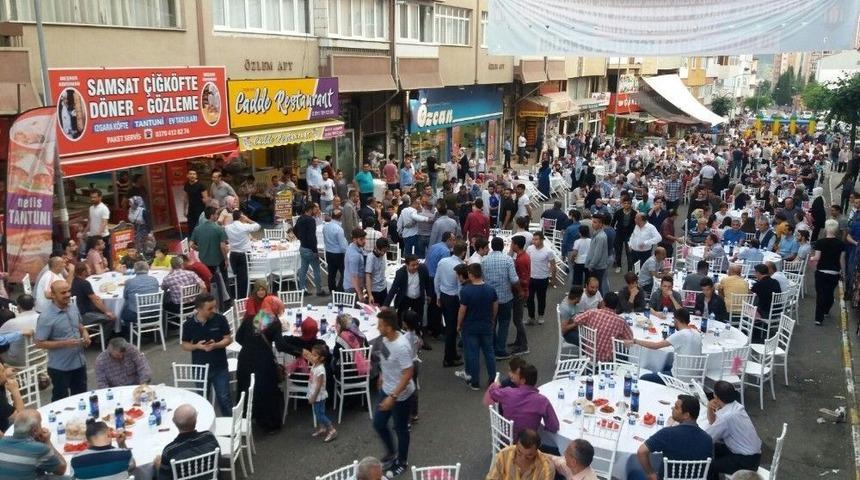 Esentepe Gen&ccedil;lerinden Bin Kişilik İftar Programı