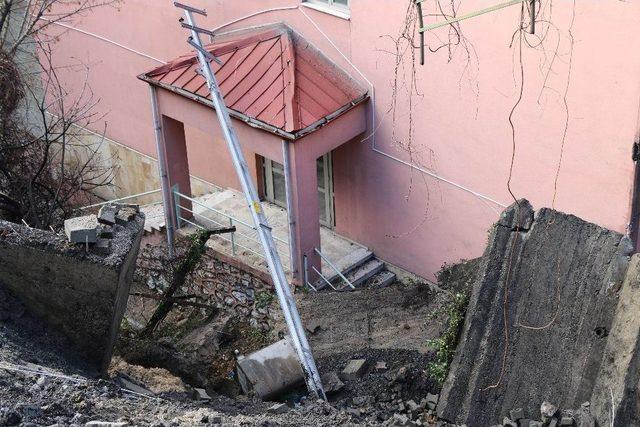 Mahalle Yolu Okul Binasının Üzerine Çöktü, Faciadan Dönüldü