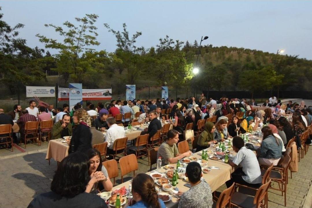 Kyk 50 &Uuml;lkeden 100 Yabancı Uyruklu &Ouml;ğrenciye İftar Verdi