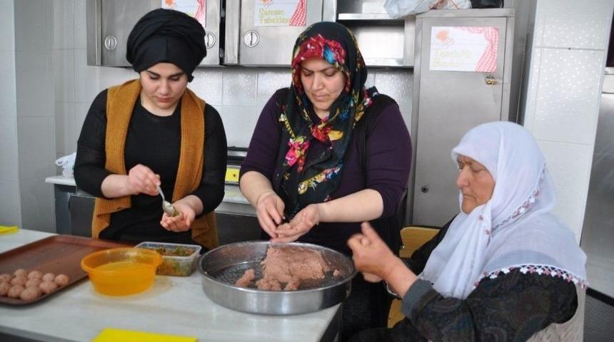 Kızlar, Anneleriyle &lsquo;muş K&ouml;ftesi&rsquo; Yarışmasına Katıldı
