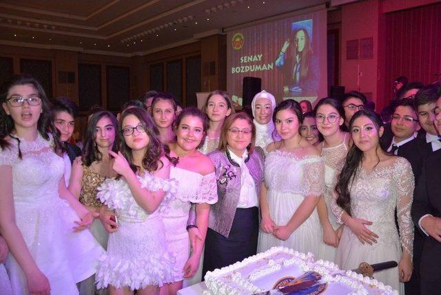 Belediye Başkanı Fatma Şahin &Ouml;ğrencilerle Mezuniyet Pastasını Kesti 1