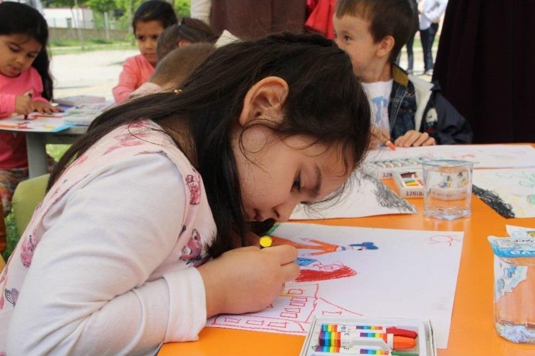 Minik &Ouml;ğrenciler Hayallerini Resme D&ouml;kt&uuml;