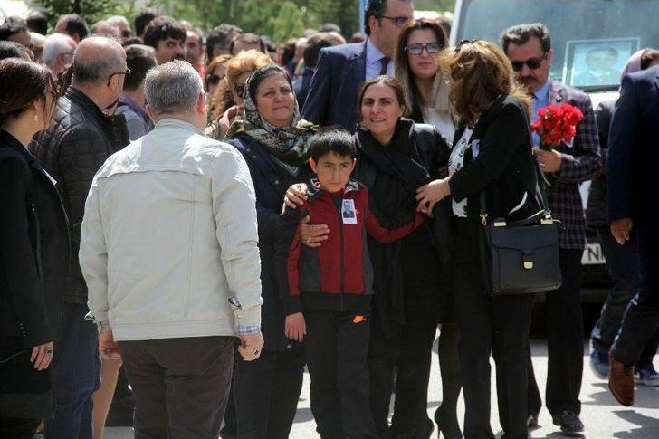Kalp Krizi Geçirerek Ölen Öğretim Görevlisine Hüzünlü Veda G4