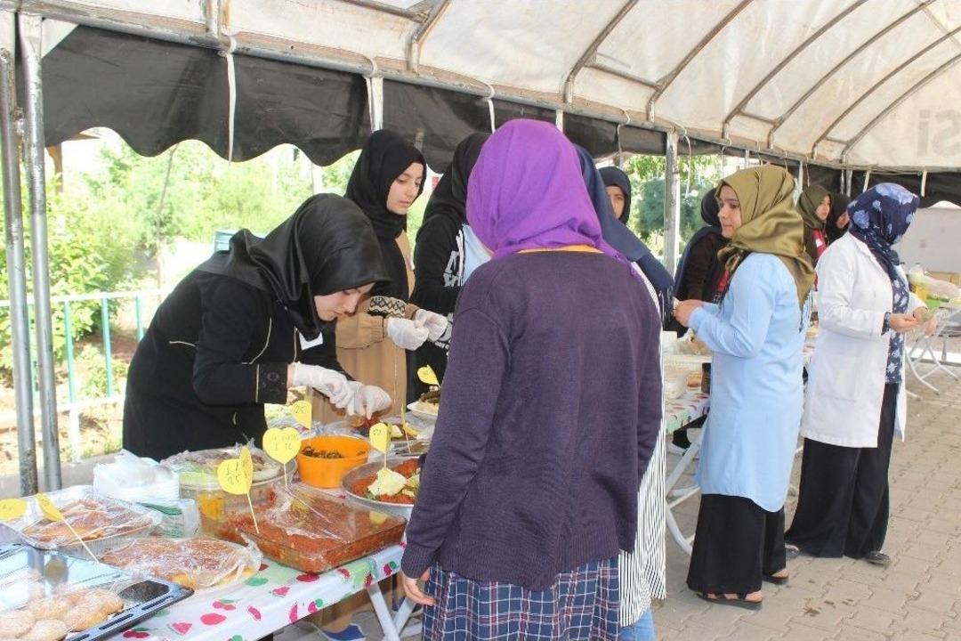 (g&ouml;r&uuml;nt&uuml; Hd) İmam Hatip &Ouml;ğrencileri Afrika&rsquo;da Su Kuyusu A&ccedil;mak İ&ccedil;in Kermes D&uuml;zenlendi