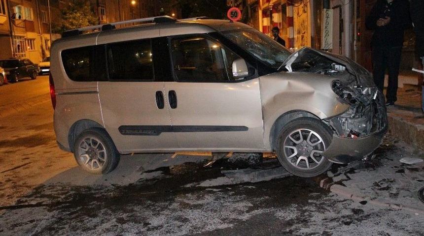 Otomobil İle Hafif Ticari Ara&ccedil; &Ccedil;arpıştı: 4 Yaralı