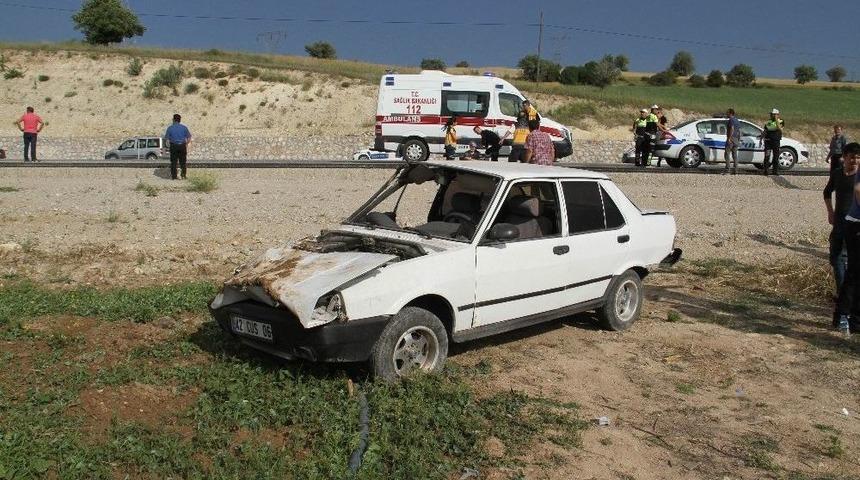 İki Otomobil &Ccedil;arpıştı: 7 Yaralı