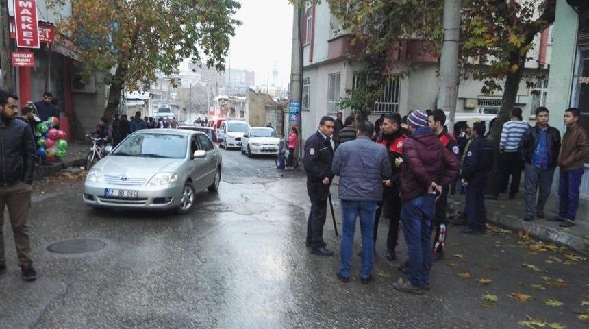 Adıyaman&rsquo;da İki Grup Arasında Bı&ccedil;aklı Sopalı Kavga: 2 Yaralı