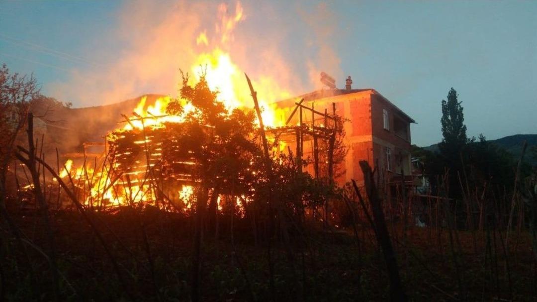 Kastamonu&rsquo;da İki Katlı Ahşap Bina Cayır Cayır Yandı