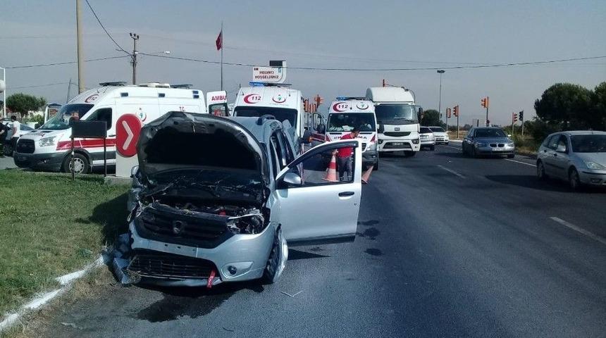 İzmir&rsquo;de Trafik Kazası: 3 Yaralı
